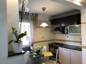 Mikrobølgeovn, ovn, kokeplater og kaffetrakter/tekoker