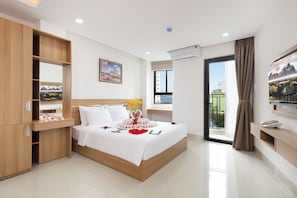 Apartemen Basic | Minibar, brankas, meja kerja, dan ruang kerja ramah laptop