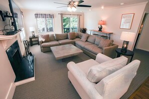 تلفزيون، مدفأة، مشغل دي في دي، مكتبة فيديو