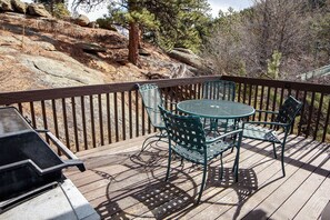 Outdoor dining - Free Standing Cabin Nestled in Rocks with Outdoor Hot Tub (Estes Park)