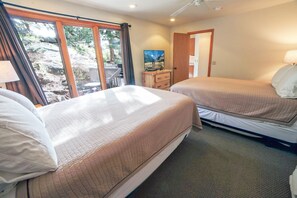 1 bedroom, iron/ironing board, free WiFi, bed sheets - Free Standing Cabin Nestled in Rocks with Outdoor Hot Tub (Estes Park)