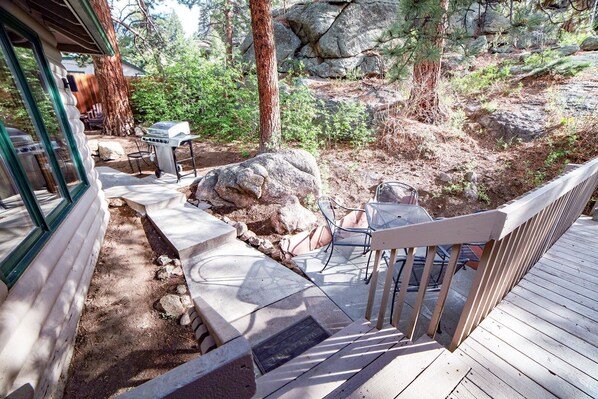 Outdoor dining - Free Standing Cabin Nestled in Rocks with Outdoor Hot Tub (Estes Park)