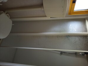 Dusche, Handtücher, Toilettenpapier