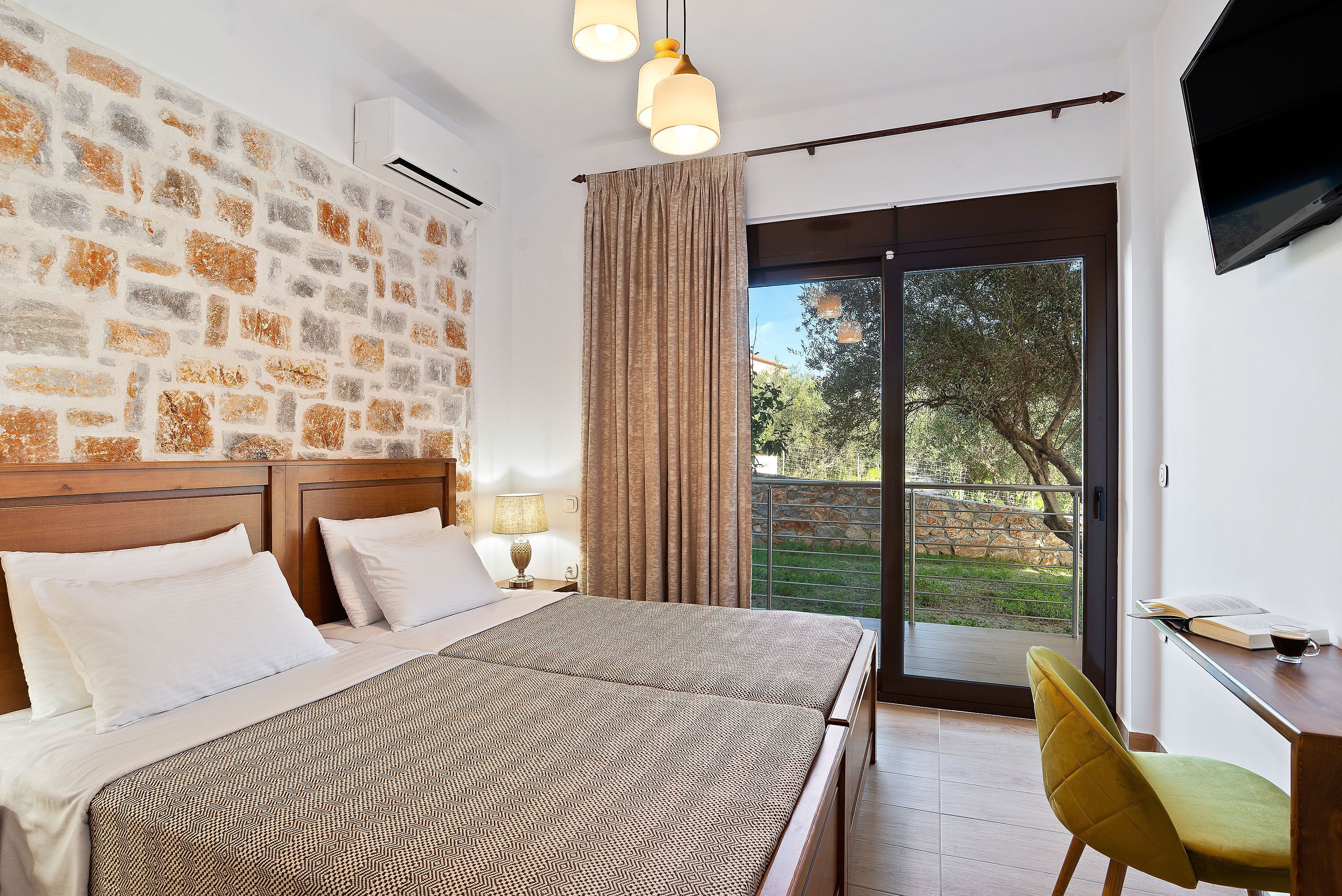 4 makuuhuonetta, allergiatestatut vuodevaatteet, tallelokero huoneessa