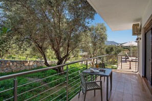 Outdoor dining - Kera Green Private Villa with heated salt water pool. (Kalyves)