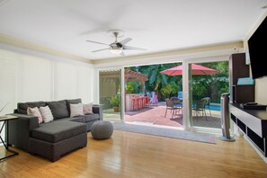 Smart TV, books, stereo