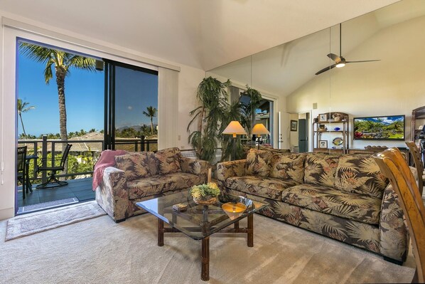 Smart TV - Marvel at picturesque Views From This Premier Hawaiian Retreat! (Kihei)