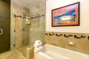 Bathtub, hair dryer, towels - Summer Deal Wailea Ocean View 2BR Condo with Golf Course Access (Kihei)