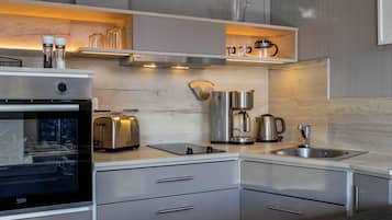 Kühlschrank, Ofen, Herdplatte, Wasserkocher mit Kaffee-/Teezubehör