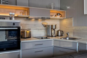 Fridge, oven, stovetop, coffee/tea maker