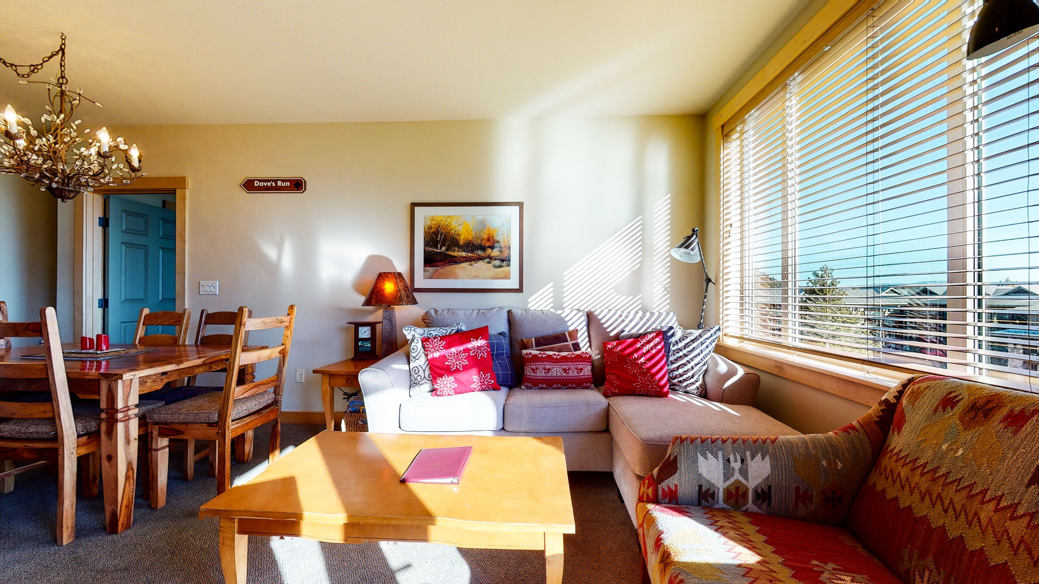 Smart TV, chimenea y reproductor de DVD 