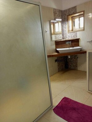 Suite junior | Baño | Regadera, regadera tipo lluvia, toallas, jabón