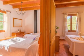 3 bedrooms, in-room safe, iron/ironing board, free WiFi - Villa with detached house, air conditioning, wifi, garden, private swimming pool (Alaro)