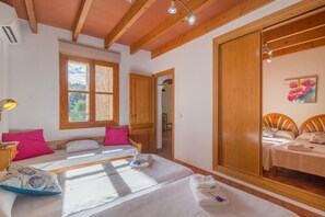 3 chambres, coffres-forts dans les chambres, fer et planche à repasser