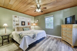 3 bedrooms, iron/ironing board, travel crib, free WiFi - Private Beach Access- Direct Oceanfront (Melbourne Beach)
