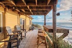 Outdoor dining - Private Beach Access- Direct Oceanfront (Melbourne Beach)