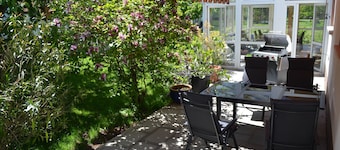 Very quiet, bright apartment (in central location)