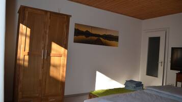 3 slaapkamers, een strijkplank/strijkijzer, reisbedje, gratis wifi