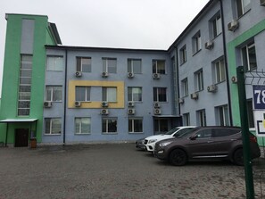 المنشأة من الخارج