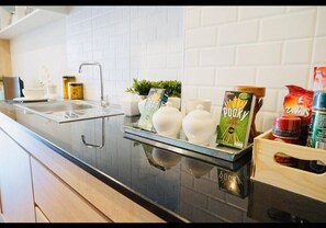 Apartamento | Cocina básica privada | Frigorífico pequeño, microondas, utensilios de cocina y papel de cocina