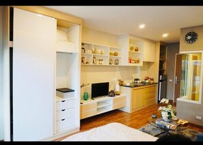 Apartment | Eigene Kochnische | Mini-Kühlschrank, Mikrowelle, Kochgeschirr/Geschirr/Besteck, Küchenrolle