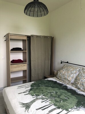 3 bedrooms, iron/ironing board, travel cot, free WiFi
