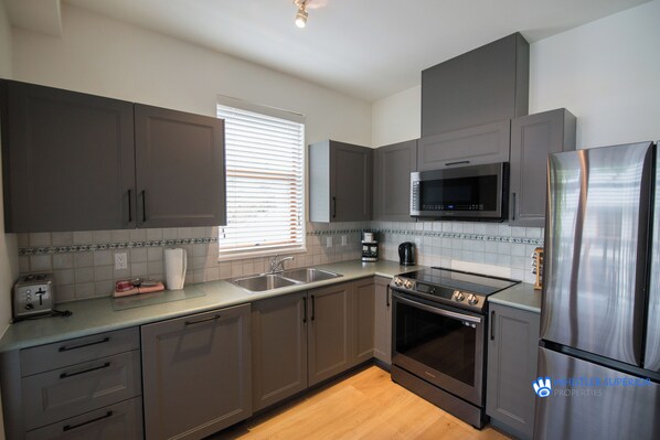 Réfrigérateur, four à micro-ondes, un four, surface de cuisson