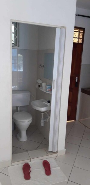Shower, towels, soap, toilet paper - Marvelous House Mtwapa (Mtwapa)
