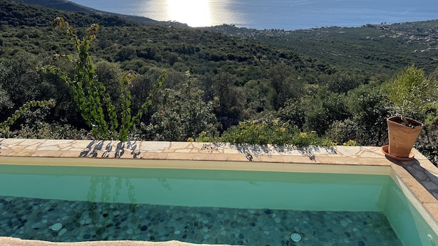 A pool with a clear view of the sea and surrounding greenery. - Villa Luciana 'Fantastic sunsets by the pool' (Lagkada)