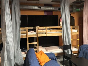 1 slaapkamer, een kluis op de kamer, een bureau