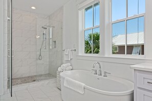 Badewanne, Haartrockner, Handtücher, Seife