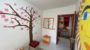 Kamar Double Basic, Bebas Asap Rokok, pemandangan kebun | 1 kamar tidur, seprai premium, meja kerja, dan Wi-Fi gratis