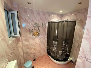 Shower, soap, toilet paper - Vlora Backpackers Hostel (Vlorë)