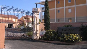 A gated entrance with a sign reading "Cannes Grand Parc." - Duplex apartment 6 people Cannes Grand Parc (Cannes)