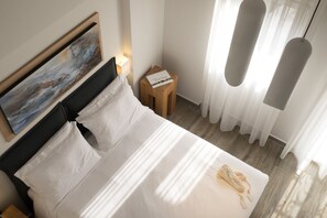 Estudio Grand (Athina) | Espacio para trabajar con un portátil y sistema de insonorización