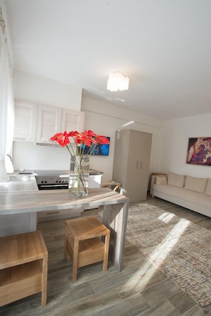 Deluxe Studio, Accessible (Aphroditi) | In-room dining - Villa Vilielmini (Ioannina)