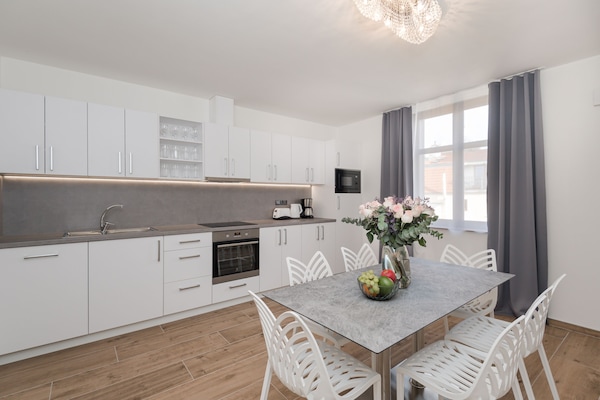 Apartamento superluxo (501) | Cozinha privada | Geladeira, micro-ondas, cooktop, lava-louças