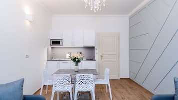 Deluxe-Apartment (201-401) | Essbereich im Zimmer