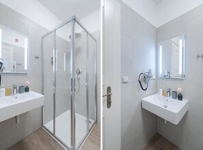 Leilighet – deluxe (103-107) | Bad | Dusj, regndusjhode, hårføner og oppvarmet badegulv