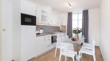 Executive Apartment (502) | Private kitchenette | Fridge, microwave, stovetop, dishwasher