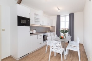 Executive-Apartment (502) | Eigene Kochnische | Kühlschrank, Mikrowelle, Herdplatte, Geschirrspüler