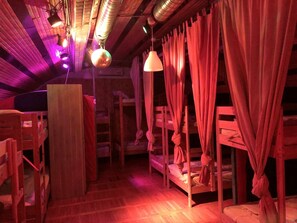 2 chambres, coffres-forts dans les chambres, bureau