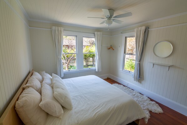 2 bedrooms, desk, WiFi