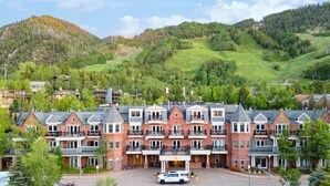A hotel with a central courtyard, surrounded by a mountain backdrop.
