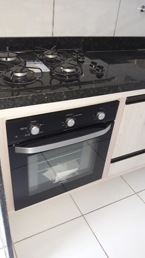 Frigorífico, horno, placa de cocina y utensilios de cocina