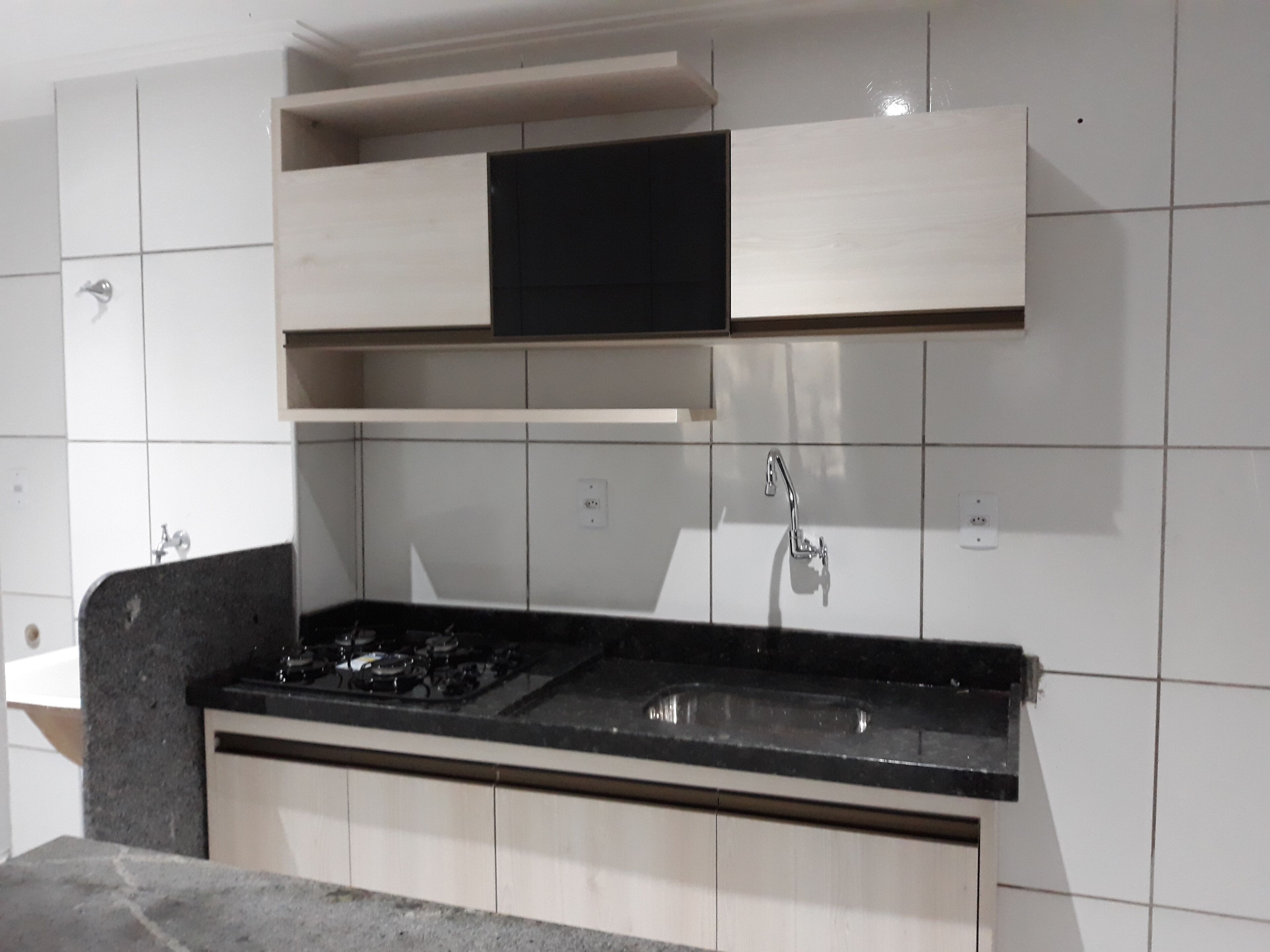 Kjøleskap, ovn, kokeplater og kjøkkenutstyr