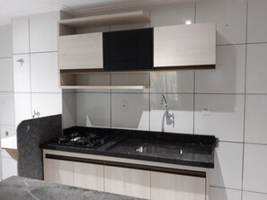 Fridge, oven, stovetop, cookware/dishes/utensils - Apartment near the beaches of São Luís (Turu)