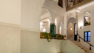 Een minibar, een kluis op de kamer, individueel gedecoreerd