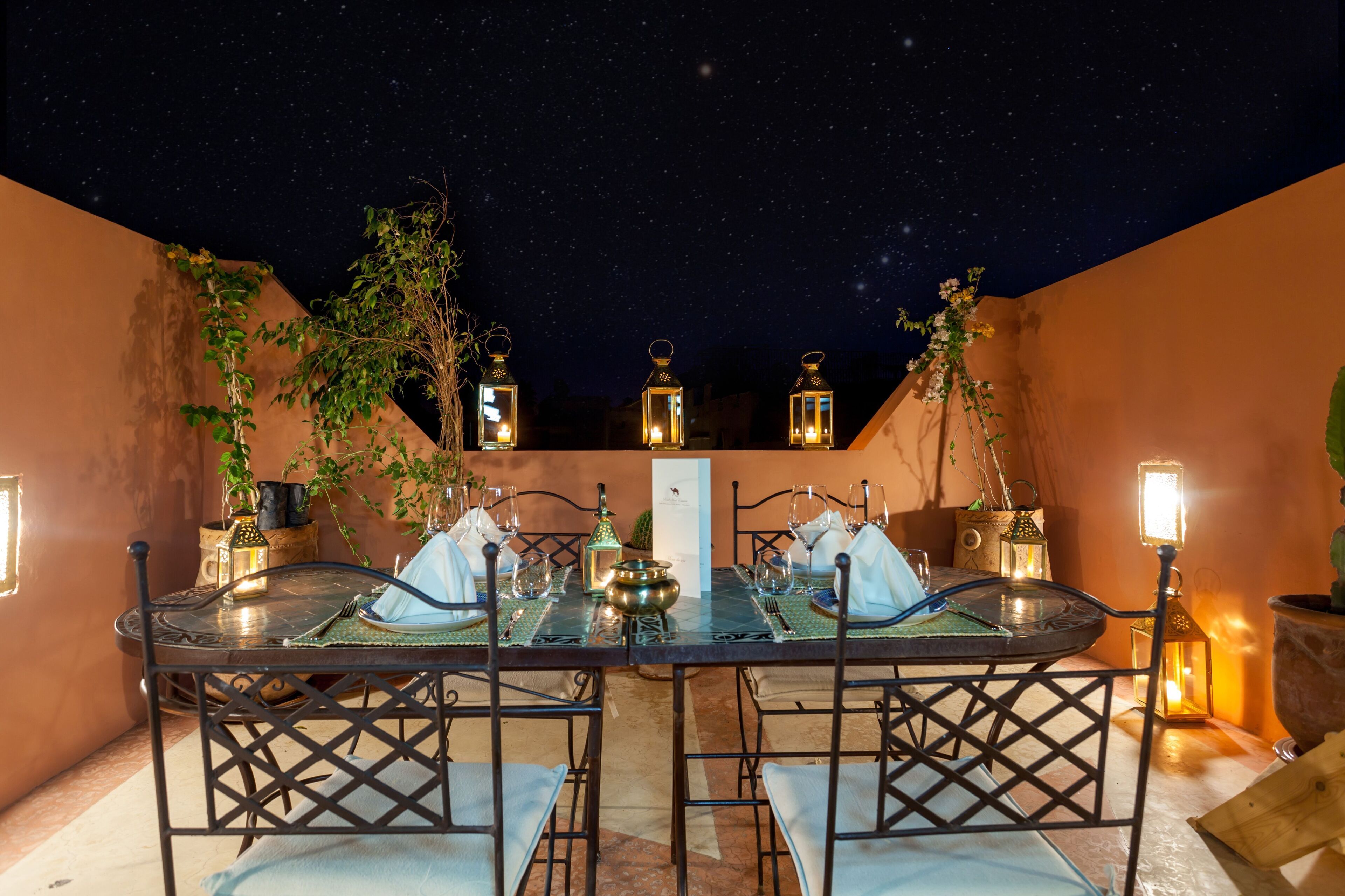 حيث تُقدم وجبات الإفطار، الغداء، العشاء، الأطباق المحلية