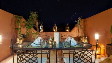 Serveert ontbijt, lunch, diner, lokale gerechten